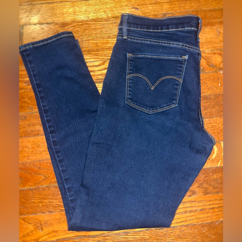 311 Skinny leg Levi’s in dark wash Size 10